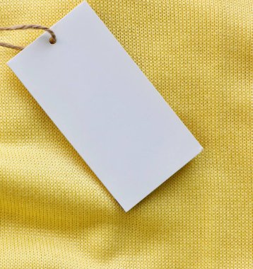 Sarı bahar kazak ve giyim etiketi