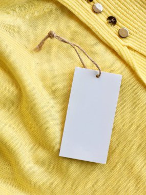 Sarı bahar kazak ve giyim etiketi