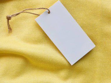 Sarı bahar kazak ve giyim etiketi