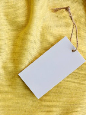 Sarı bahar kazak ve giyim etiketi