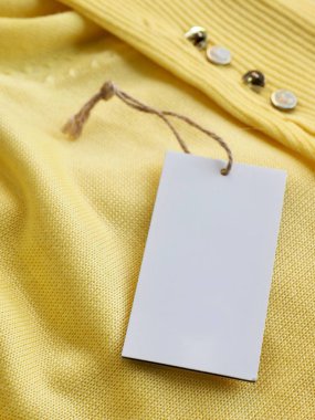 Sarı bahar kazak ve giyim etiketi