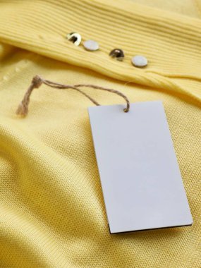 Sarı bahar kazak ve giyim etiketi