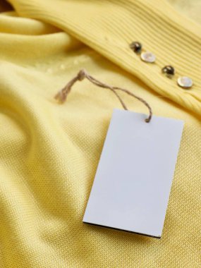 Sarı bahar kazak ve giyim etiketi