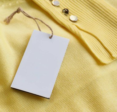 Sarı bahar kazak ve giyim etiketi