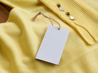 Sarı bahar kazak ve giyim etiketi