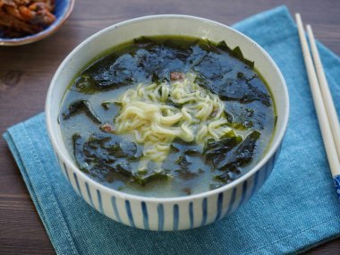 Kore yemeği deniz yosunu çorbası Ramen