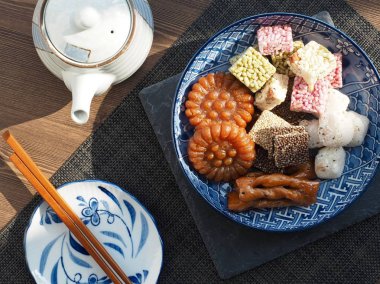 Kore geleneksel tatlılar ve Çerezler, yugwa, yapışkan pirinç keki, gangjeong