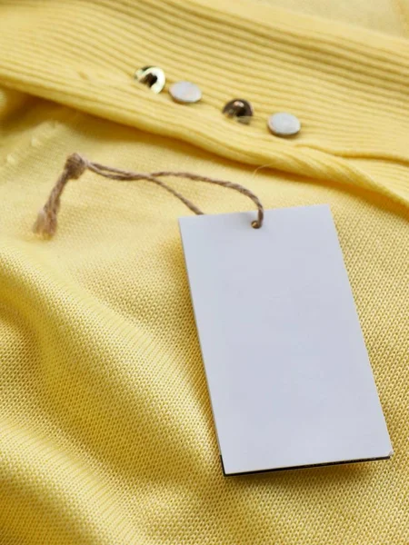 Sarı bahar kazak ve giyim etiketi