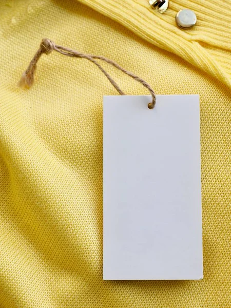 Sarı bahar kazak ve giyim etiketi