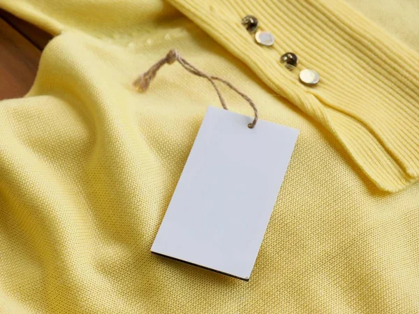 Sarı bahar kazak ve giyim etiketi