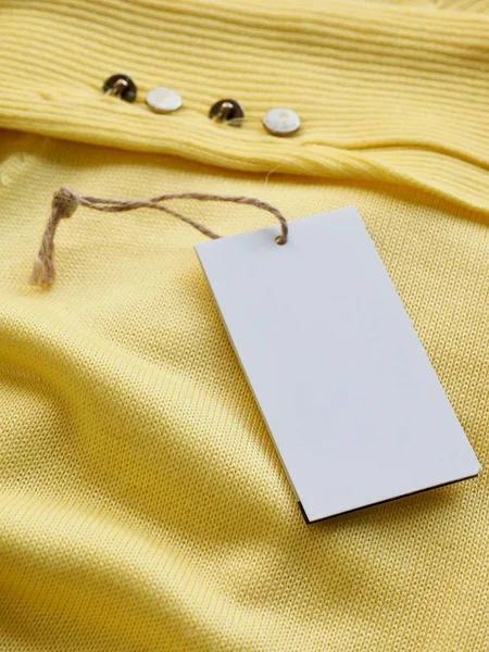 Sarı bahar kazak ve giyim etiketi