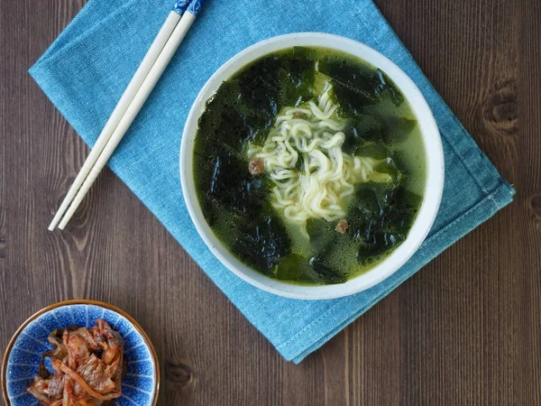 韓国料理わかめスープ ラーメン — ストック写真