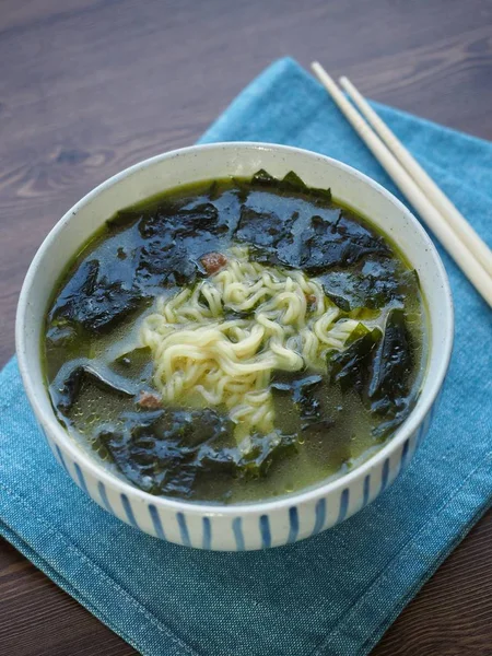 Kore yemeği deniz yosunu çorbası Ramen