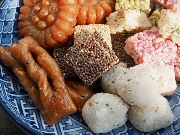 Kore geleneksel tatlılar ve Çerezler, yugwa, yapışkan pirinç keki, gangjeong