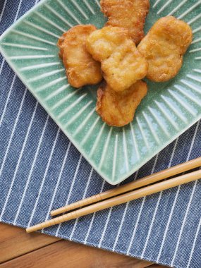 Tavuk nuggets ve tatlı hardal sosu