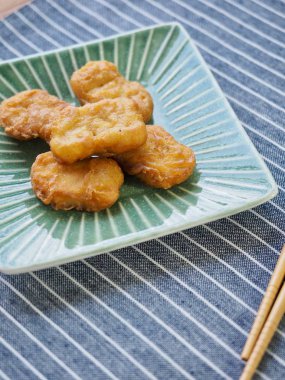 Tavuk nuggets ve tatlı hardal sosu