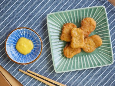 Tavuk nuggets ve tatlı hardal sosu