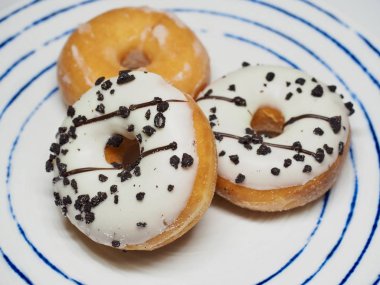 Bir tabak içinde üç donut