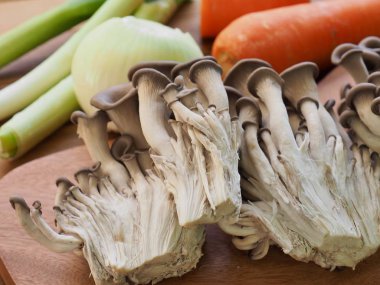 İstiridye mantar ve sebzeler, havuç, soğan