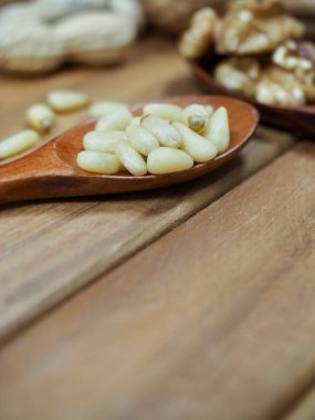 Ceviz ve fıstık ve çam fıstığı