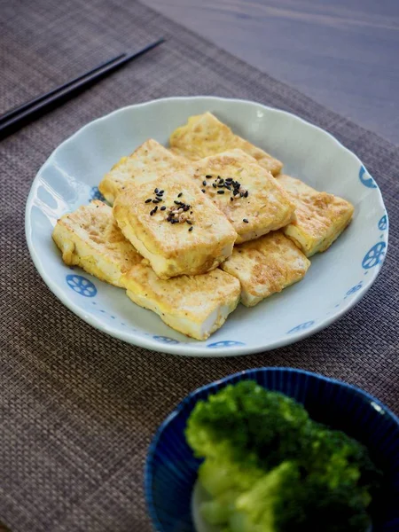 Cibo Asiatico Tofu Immersione Broccoli Salsa Soia — Foto Stock