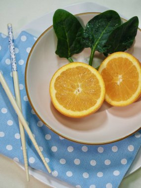 Portakal ve bir seramik kase ıspanak