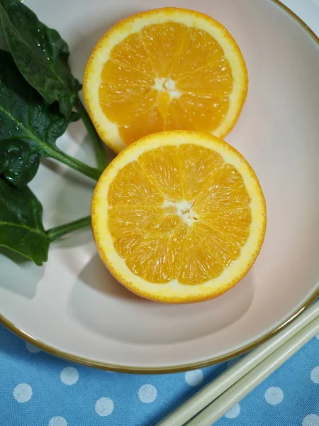 Апельсин Шпинат Керамической Миске — стоковое фото