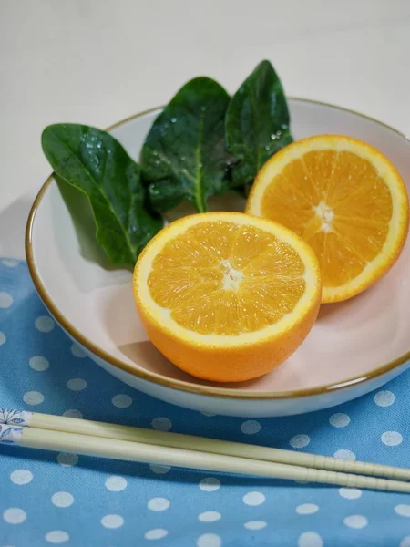 Orange Épinards Dans Bol Céramique — Photo