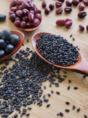 Kırmızı fasulye ve siyah fasulye ve siyah susam