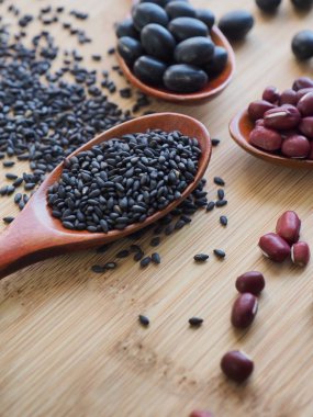 Kırmızı fasulye ve siyah fasulye ve siyah susam
