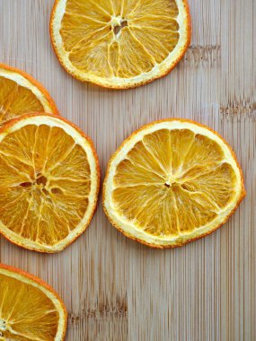 Ahşap tahta arka plan ile kurutulmuş portakal