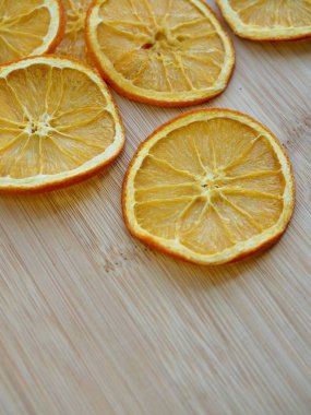 Ahşap tahta arka plan ile kurutulmuş portakal