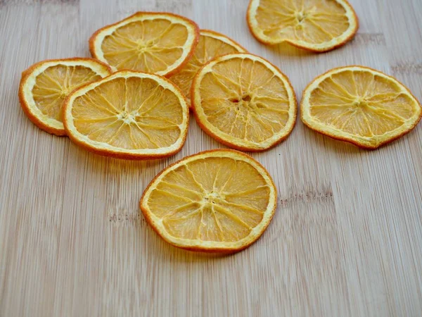 Деревянный Фон Сушеным Апельсином — стоковое фото