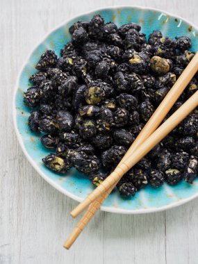 Siyah fasulye ve siyah susam tavada kızartılmış aperatif ve yemek çubukları