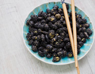 Siyah fasulye ve siyah susam tavada kızartılmış aperatif ve yemek çubukları
