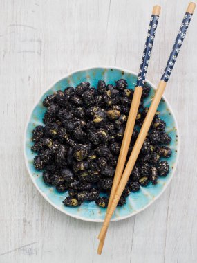 Siyah fasulye ve siyah susam tavada kızartılmış aperatif ve yemek çubukları