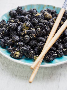 Siyah fasulye ve siyah susam tavada kızartılmış aperatif ve yemek çubukları