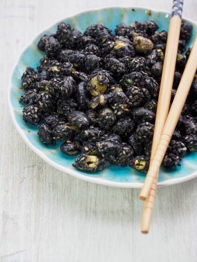 Siyah fasulye ve siyah susam tavada kızartılmış aperatif ve yemek çubukları