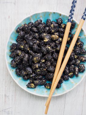 Siyah fasulye ve siyah susam tavada kızartılmış aperatif ve yemek çubukları