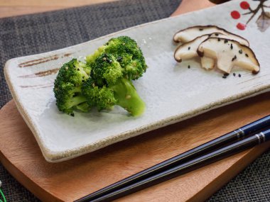 Brokoli ve shiitake mantar