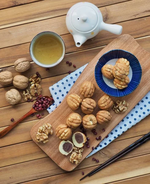 Kore gıda ceviz tatlılar ve yeşil çay