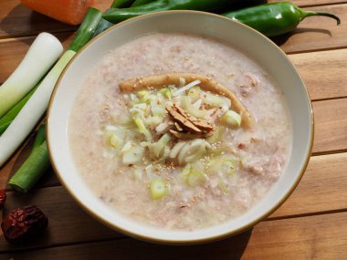 Kore yemeği Chickenriceporridge ve sebze, dakjuk