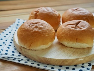 Ahşap tahta ve sabah ekmek, pasta ve şekerlemeler