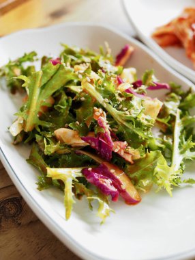 Kore yemeği hindiba kırmızı biber salatası yapıştırın