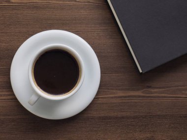 Kahve ve siyah kitaplar