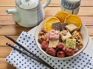 Kore geleneksel aperatifler Sweetricepuffs, Gangjeong ve fındık ve kurutulmuş portakal ve Jujube