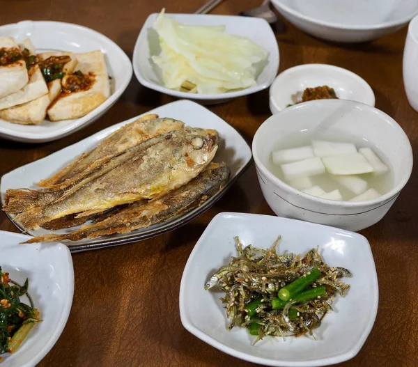 Nourriture Coréenne Croaker Grill Corvine Jaune Plat Accompagnement — Photo