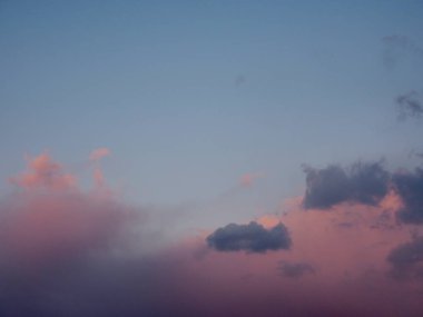 Gün batımı manzarası gökyüzü ve bulutlar ile