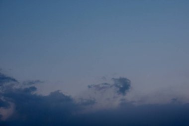 Gün batımı manzarası gökyüzü ve bulutlar ile