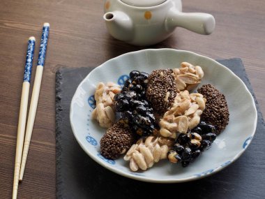 Kore geleneksel aperatifler Sweetricepuffs, siyah susam gangjeong, fıstık gangjeong